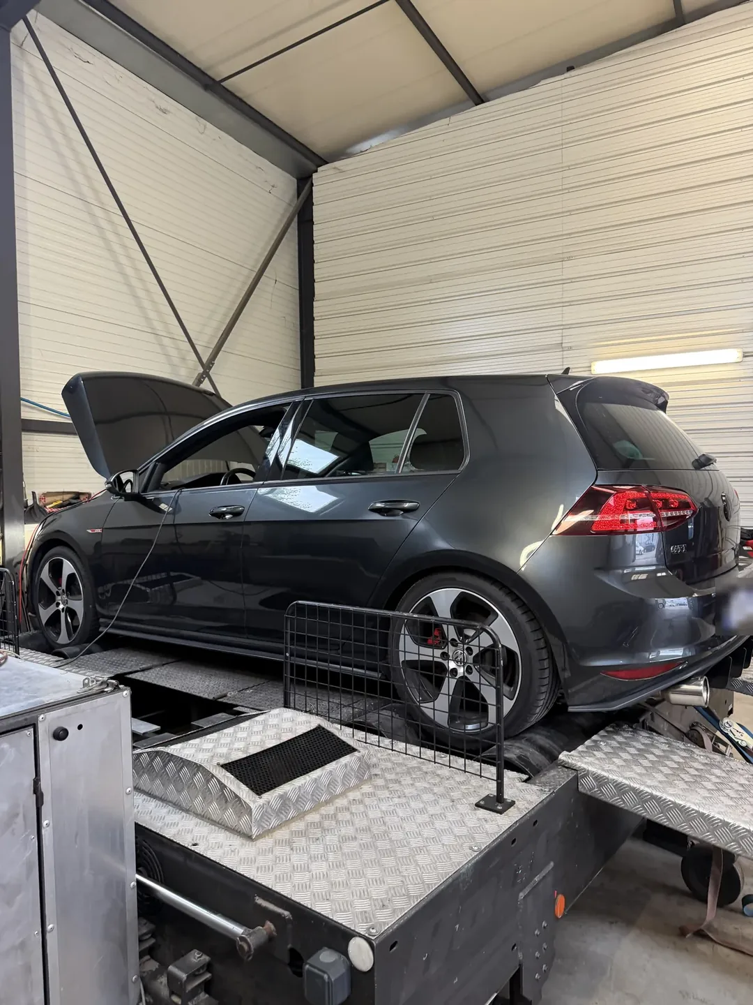 Une Volkswagen Golf GTI sur le banc de puissance de l'atelier TLG